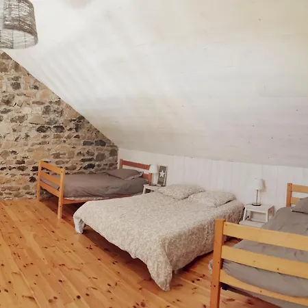 La Maison Des Biscuits Holiday home Loubaresse (Cantal)